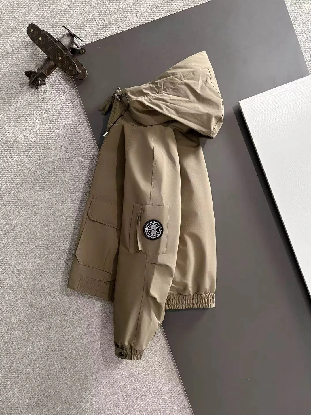 Two-day delivery time P960 Big Goose 🔥🔥 High-end customization 2025 winter official website's latest popular down jacket. Original custom-made hardware accessories for customers, all imported and original customization. Welcome to compare at the counter. Absolutely high quality. Use top-grade 90 white goose down. Super soft. Filled with fluffy and full feathers. Super heavy work. Fabric workmanship is excellent. The version is super perfect. Note⚠The fabric is super comfortable. Exclusive model. High-end quality. A must-have warm and protective artifact in winter. Size: M-3XL